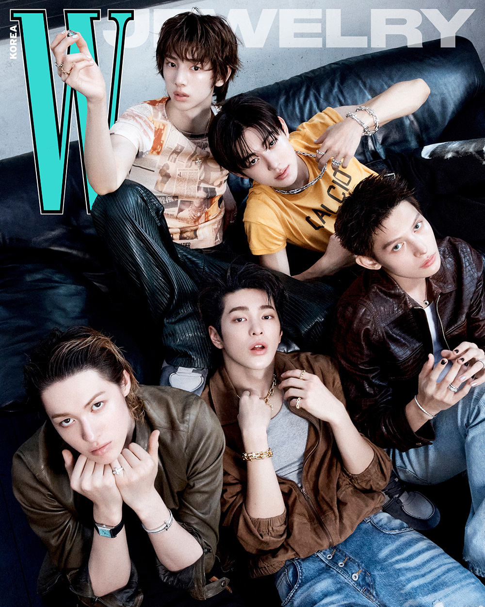 코르티스 다섯 멤버 마틴, 제임스, 주훈, 성현, 건호가 소파에 둘러앉아 티파니앤코 주얼리를 착용한 채 각자의 포즈를 취하고 있다 / 사진=더블유 코리아