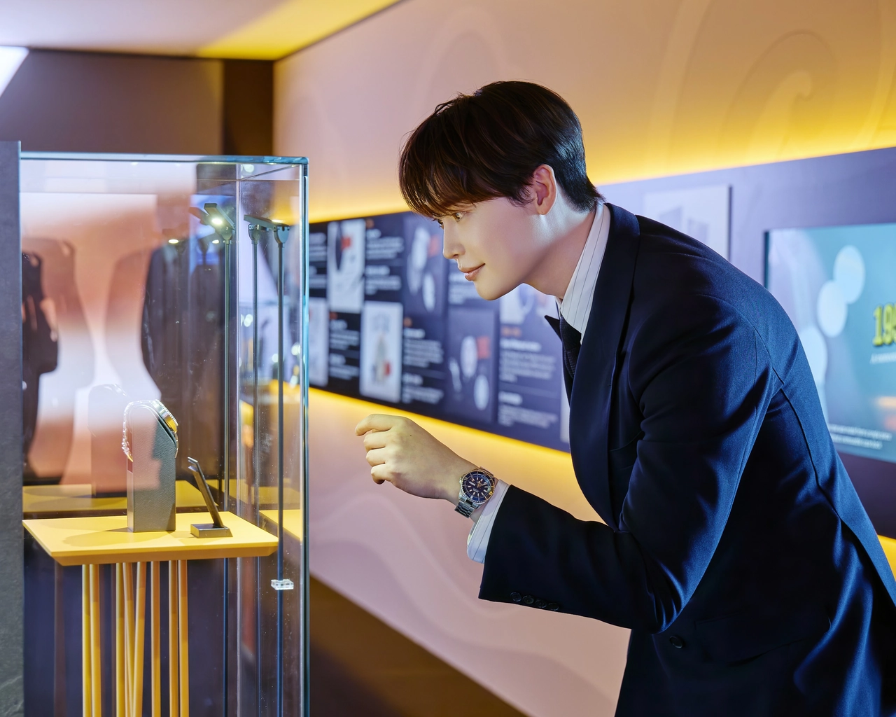 이종석이 이벤트 전시 공간에서 진열된 미도 시계를 가까이 들여다보고 있다 / 사진=미도