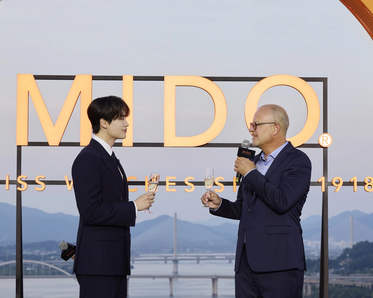 이종석이 대형 오션 스타 200 다이얼 조형물 앞에서 시계를 착용한 채 전신 포즈를 취하고 있다 / 사진=미도
