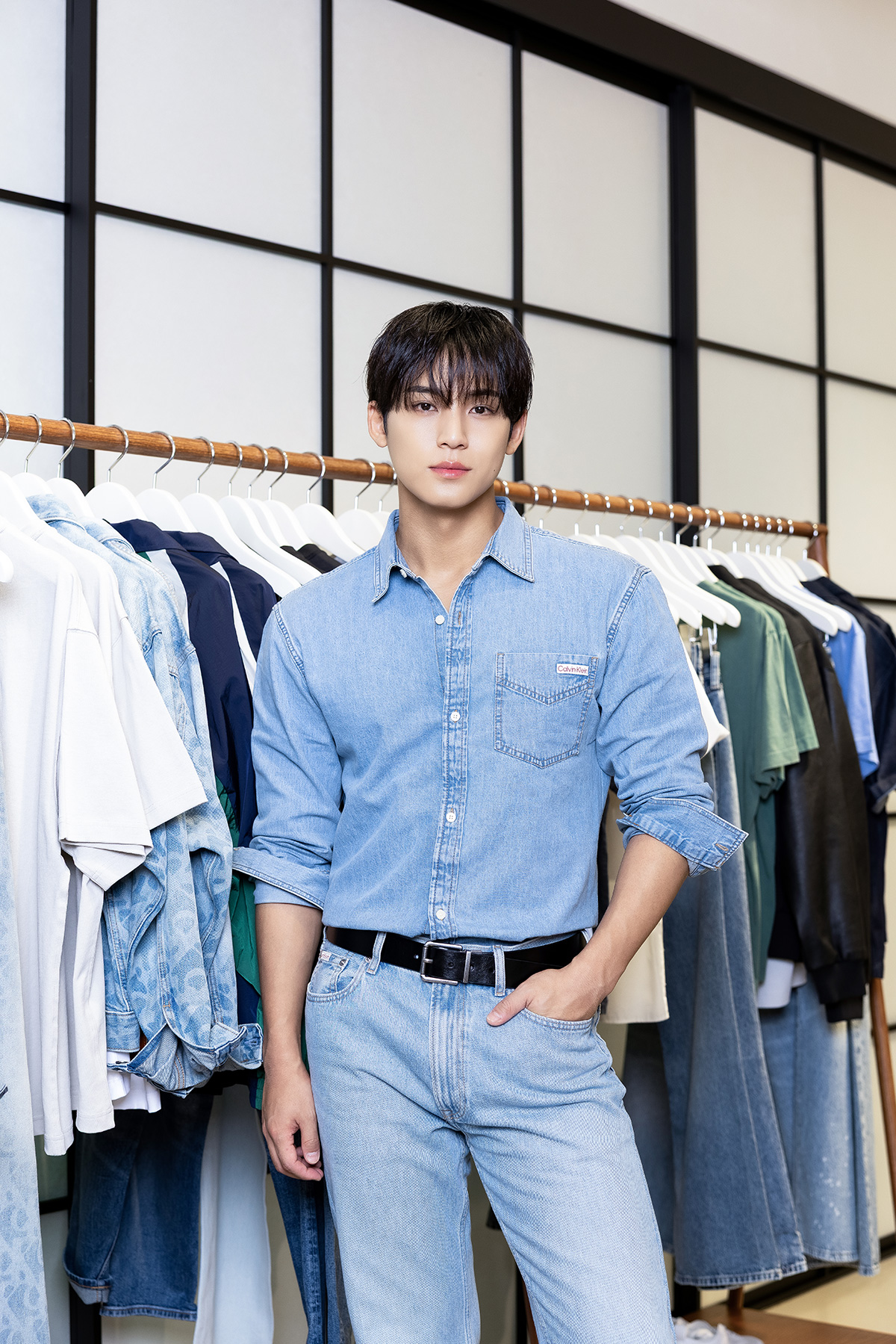 세븐틴 민규가 캘빈클라인 성수 스토어 매장 내에서 데님 90s 오버셔츠와 90s 스트레이트 진 차림으로 포즈를 취하고 있다 / 사진=캘빈클라인
