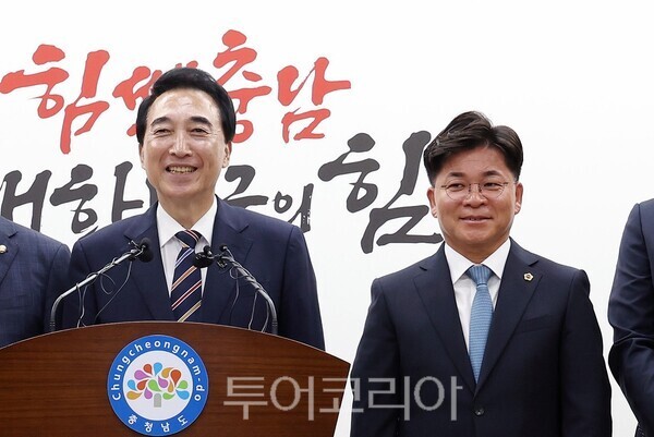 ▲박수현(왼쪽) 충청남도지사 당선인이 지난 8일 충남도청에서 열린 기자회견을 통해 김민수 비서실장 내정자를 직접 소개하고 있다. /사진-류석만 기자