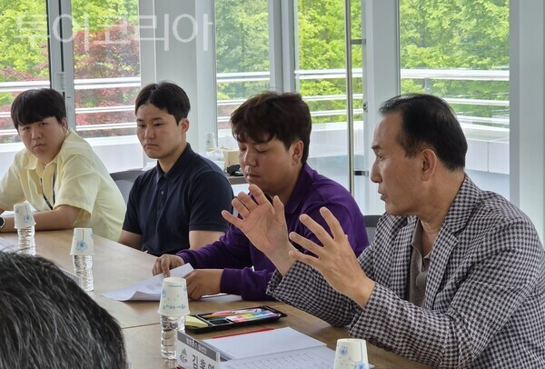 ▲김홍열(맨 오른쪽) 청양군수 당선인이 지난 17일, 청년농업인과 간담회를 진행하고 있다. /사진-준비위