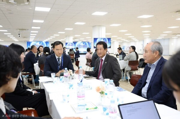 지난 4월 부산에서 열린 2026 신천지 말씀대성회 ‘목회자 사회 나눔과 교류 세션’에서 참가자들이 서로 교류하고 있다/사진제공=신천지 부산야고보지파)