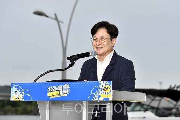 김포시와 한국수자원공사가 공동 주최하고 케이워터운영관리㈜가 주관한 김포아라마린페스티벌이 지난 19일부터 21일까지 3일간 김포 아라마리나 일원에서 개최되고 있다. / 인사말하는 김병수 시장