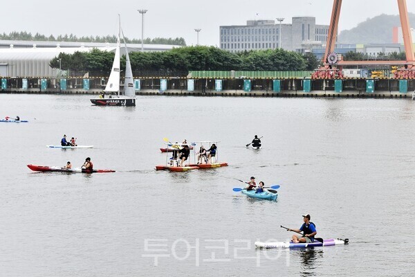 김포시와 한국수자원공사가 공동 주최하고 케이워터운영관리㈜가 주관한 김포아라마린페스티벌이 지난 19일부터 21일까지 3일간 김포 아라마리나 일원에서 개최되고 있다. / 카약, 수상자전거, sup, 세일링요트 등 수상레저 전경