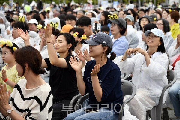 김포시와 한국수자원공사가 공동 주최하고 케이워터운영관리㈜가 주관한 김포아라마린페스티벌이 지난 19일부터 21일까지 3일간 김포 아라마리나 일원에서 개최되고 있다. / 콘서트를 즐기고 있는 시민들