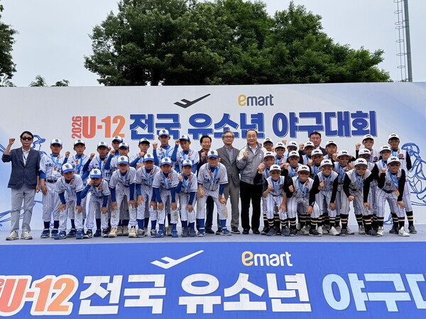 충북 석교초등학교가 U-12 전국유소년야구대회 결승전에서 서울 가동초등학교를 4대 2로 제압하고 정상에 올랐다(사진=대한야구소프트볼협회)