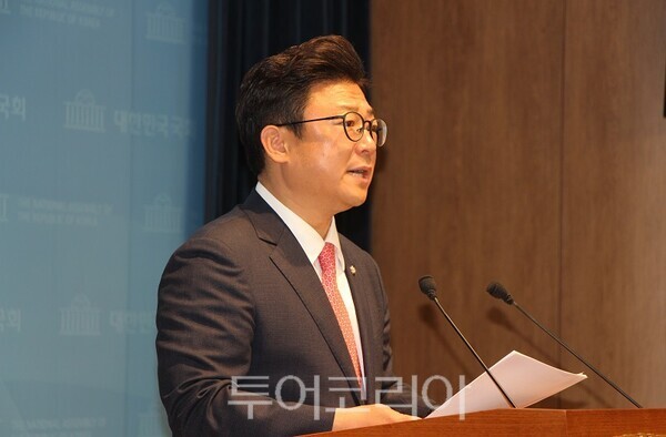 국민의힘 강명구 의원이 23일 오전 여의도 국회 소통관에서 기자회견을 열고, 무능하고 무책임한 선거관리위원회의 구조를 개혁하기 위해 시·군·구 및 읍·면·동 선관위를 폐지하는 내용을 골자로 한 '선거관리위원회법 일부개정법률안'을 대표 발의했다고 밝히고 있다.