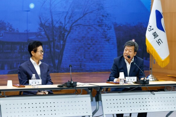 남한권 (우측)울릉군수 경북도지사 정책 간담회 참석 건의 모습(사진제공=남한권페이스북)