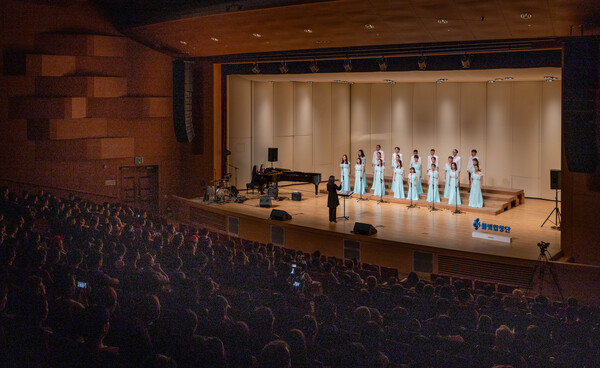 지난 23일 코웨이 물빛합창단이 서울 용산아트홀에서 제3회 정기연주회 ‘우리가 사랑했던 6월’을 개최했다.(사진=코웨이 제공)