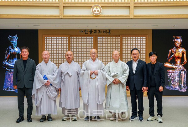  왼쪽부터 여수세계섬박람회 박명성 총감독, 대한불교 조계종 교육부장 유정 스님, 화쟁위원장 정만 스님, 총무원장 진우 스님, 원로의원 송천종열 대종사, 여수세계섬박람회조직위원회 박수관 위원장/사진 제공-여수세계섬박람회 조직위원회