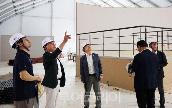 사진 / 박수관 조직위원장, 전시관 내부 설치 현황점검
