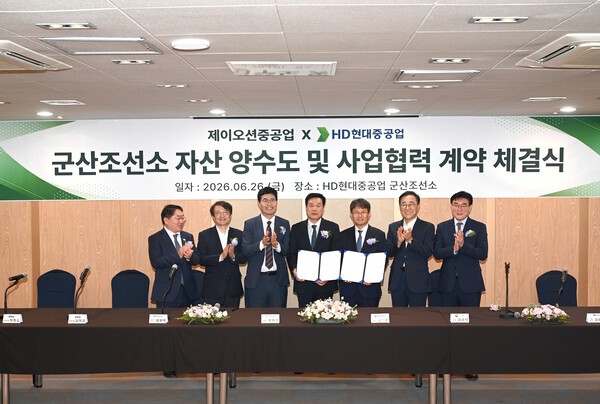 제이오션중공업이 HD현대중공업과 군산조선소 자산 양수도 본계약을 체결한 가운데 (왼쪽부터)박희승 국회의원, 김의겸 국회의원, 이원택 전북특별자치도지사 당선인, 하화정 제이오션중공업 대표, 금석호 HD현대중공업 사장, 김윤덕 국토교통부 장관, 김재준 군산시장 당선인이 기념촬영을 하고 있다/사진제공=HJ중공업.