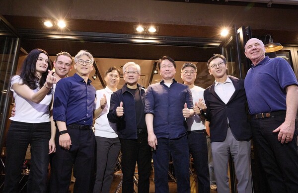 왼쪽부터 매디슨 황 엔비디아 수석 이사, 니코 카프레즈 엔비디아 부사장, 정석근 SKT AI CIC장, 곽노정 SK하이닉스 CEO, 젠슨 황 엔비디아 CEO, 최태원 SK그룹 회장, 정재헌 SKT CEO, 김주선 SK하이닉스 AI Infra 사장, 제프 피셔 엔비디아 수석 부사장(사진=SKT 제공)
