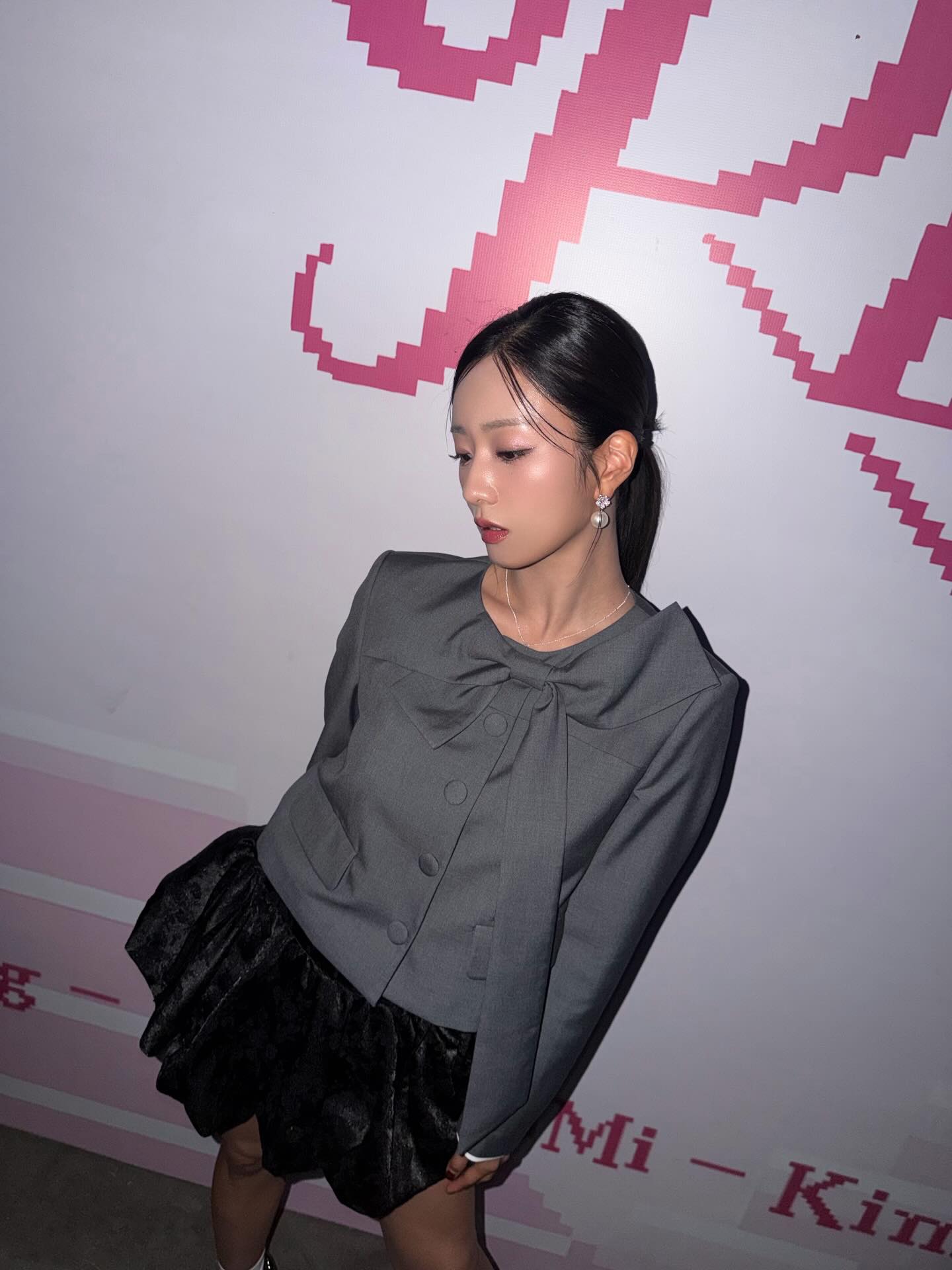 윤보미가 그레이 리본 재킷과 블랙 벨벳 미니스커트를 매치한 걸리시 룩을 선보이고 있다 / 사진=윤보미 인스타그램 @__yoonbomi__