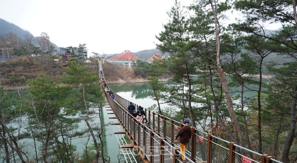 옥순봉 출렁다리 /사진-투어코리아