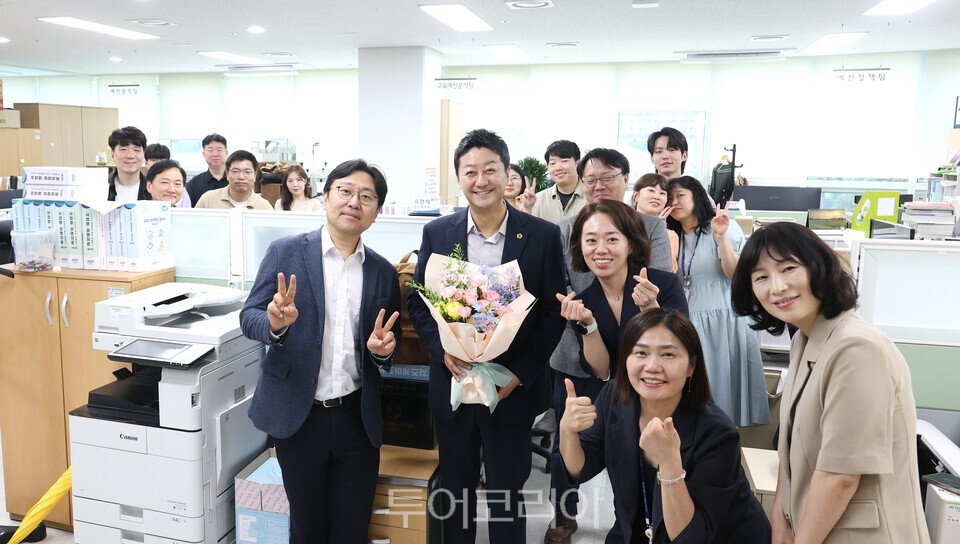 김진경 경기도의회 의장 임기 마지막 날 의회 사무지 직원들과 아름다운 마무리/사진=경기도의회
