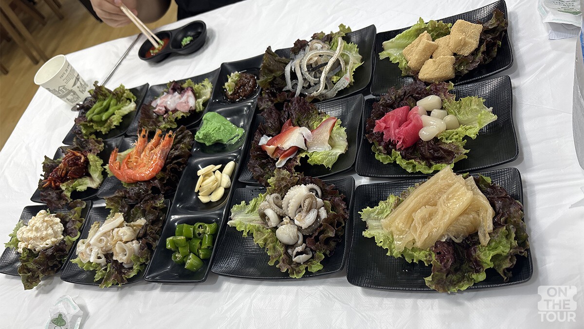 고성 유진횟집의 한 상 차림. 활어회와 여러 곁들임 반찬을 함께 맛볼 수 있다. / 온더투어