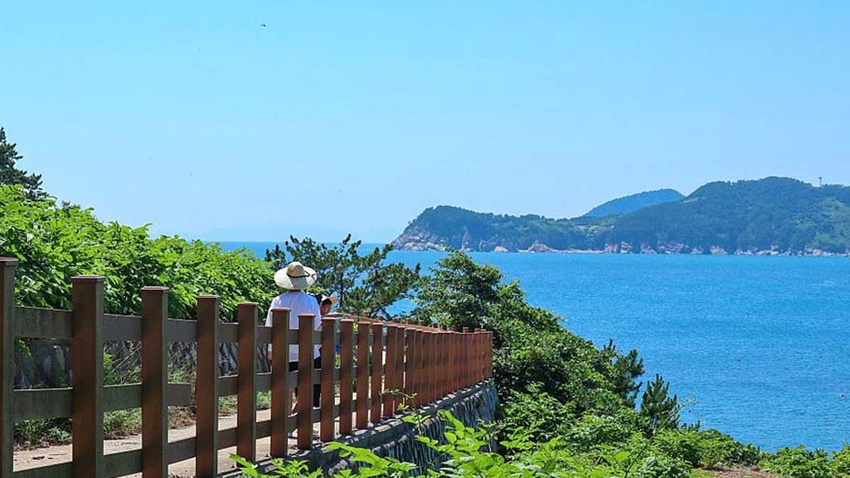 비진도 산호길 탐방로. 바다를 따라 놓인 데크길에서 한려해상국립공원 바다와 섬들을 바라볼 수 있다. / 한국관광공사