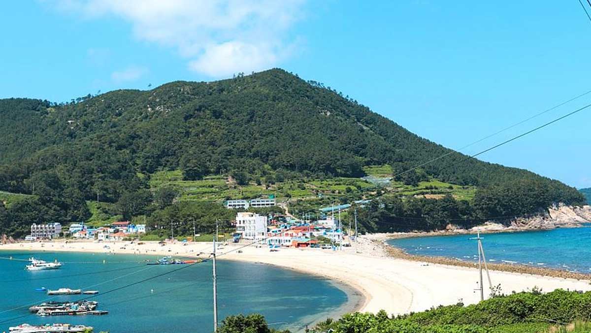 비진도 모래톱 전경. 안섬과 바깥섬 사이로 길게 뻗은 백사장이 양쪽 바다를 가르고 있다. / 한국관광공사