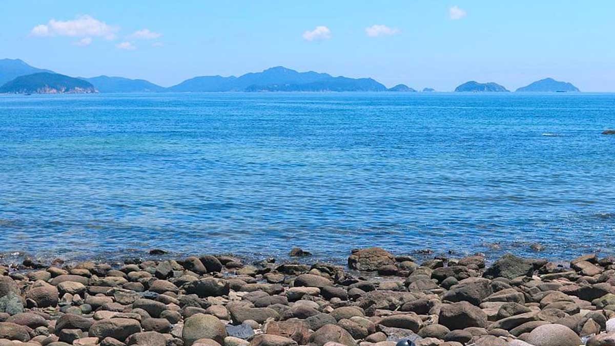 비진도 동쪽 몽돌 해변. 둥근 자갈 너머로 잔잔한 바다와 한려해상국립공원 섬들이 펼쳐져 있다. / 한국관광공사