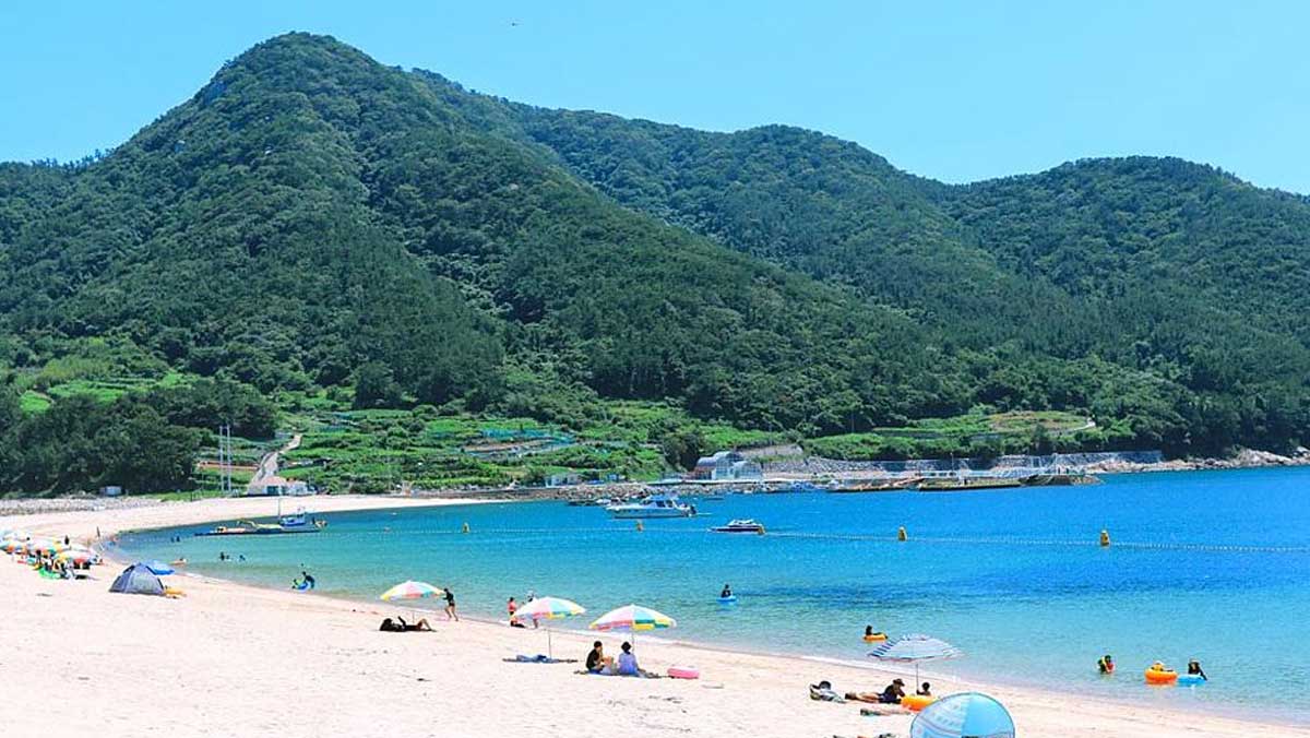 비진도 서쪽 해변. 완만한 백사장 앞 푸른 바다에서 피서객들이 물놀이를 즐기고 있다. / 한국관광공사