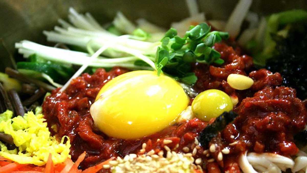 전주를 찾는 여행객들이 많이 찾는 비빔밥에 채소, 달걀노른자가 올라가 있다. / 한국관광콘텐츠랩