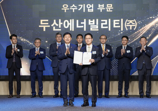 1일 열린 ‘한국수출입은행 창립 50주년 기념식’에서 박상현 두산에너빌리티 사장(앞줄 오른쪽)이 구윤철 경제부총리(앞줄 왼쪽)로부터 표창을 받고 기념촬영을 하고 있다.(사진=두산에너빌리티 제공)