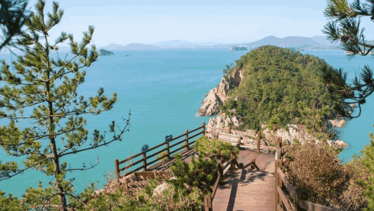 하화도 산책로에서 푸른 남해와 꽃섬 풍경을 만난다. / 한국관광공사