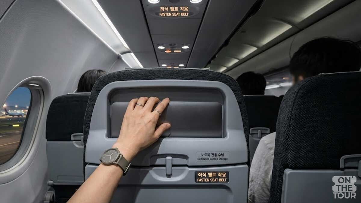 이착륙을 앞둔 항공기 좌석. 전자기기는 기내 안내에 따라 정리하고 좌석 주변 수납 공간을 비워 둬야 한다. / 온더투어