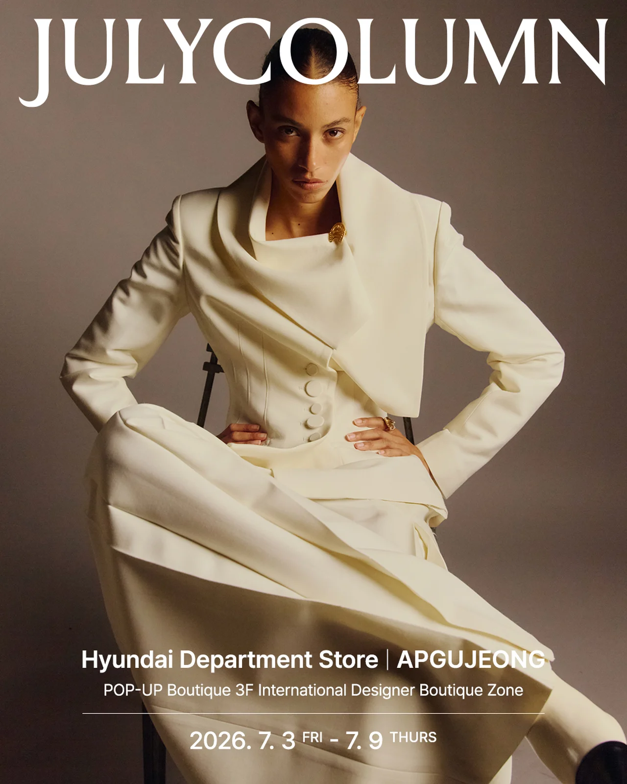 줄라이칼럼 Pre-Fall 2026 화이트 테일러드 재킷 룩 / 사진=줄라이칼럼