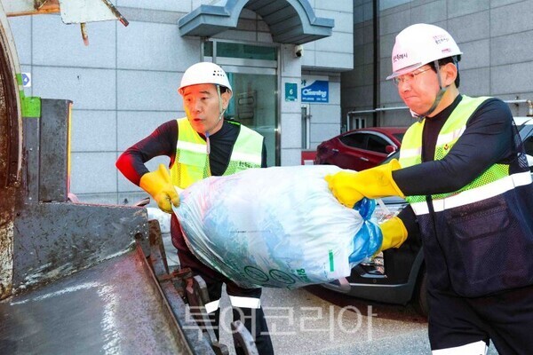 이상일 시장이 1일 첫 일정으로 환경미화원과 함께 했다/투어코리아뉴스 정명달 사진=정명달 기자