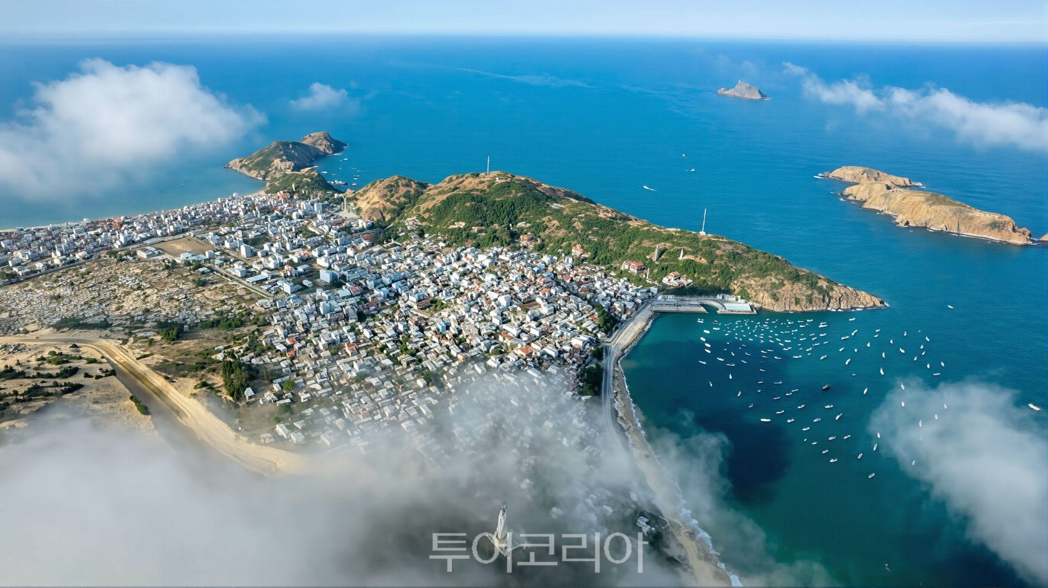 에메랄드빛 바다와 완만한 해안 언덕 사이에 자리한 년리(Nhon Ly) 어촌마을 전경. | 사진=Dung Nhan