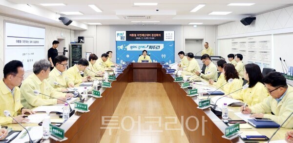 손배찬 파주시장이 여름처 재난 대비 점검회의를 주재하고 있다/투어코리아뉴스 김경남 기자