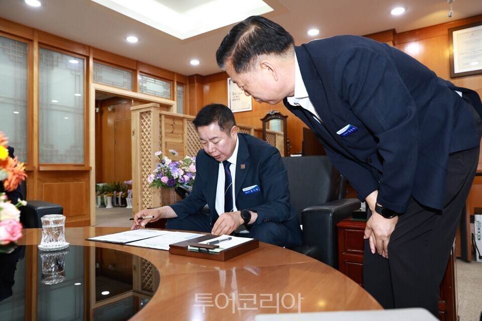 임지락 군수가 '군민 정책동행단' 추진 계획을 취임 1호로 결재하며 민선 9기 군정을 시작했다/사진=화순군