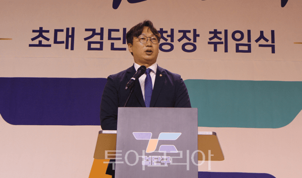인천 검단구가 2일 오후 검단복지회관에서 개최한 김진규 초대 검단구청장 취임식에서 모경종 국회의원이 축사를 하고 있다. 2026.07.02. / 투어코리아뉴스 이창호 기자  