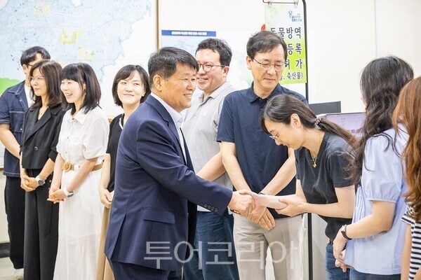 박형우 구청장이 취임 이틀째인 2일 첫 간부회의를 주재하고 구정 운영 방향을 공유한 데 이어 본청과 보건소 전 부서를 찾아 직원들과 인사를 나누며 민선 9기 첫 공식 소통 행보를 하고 있다.