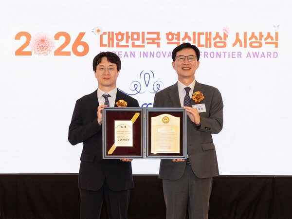 지난달 30일 서울 소공동 롯데호텔에서 진행된 2026 대한민국 혁신대상 시상식에서 박정철 코웨이 워터개발1실장(왼쪽)과 문동민 한국표준협회장이 기념촬영을 하고 있다.(사진=코웨이 제공)