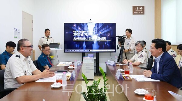 안전문화살롱에서 유관기관과 협력방안을 논의하고 있는 이상일 시장/투어코리아뉴스 정명달 기자