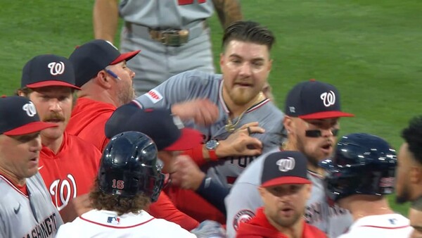 케이드 카발리가 촉발한 벤치 클리어링(사진=MLB.com)