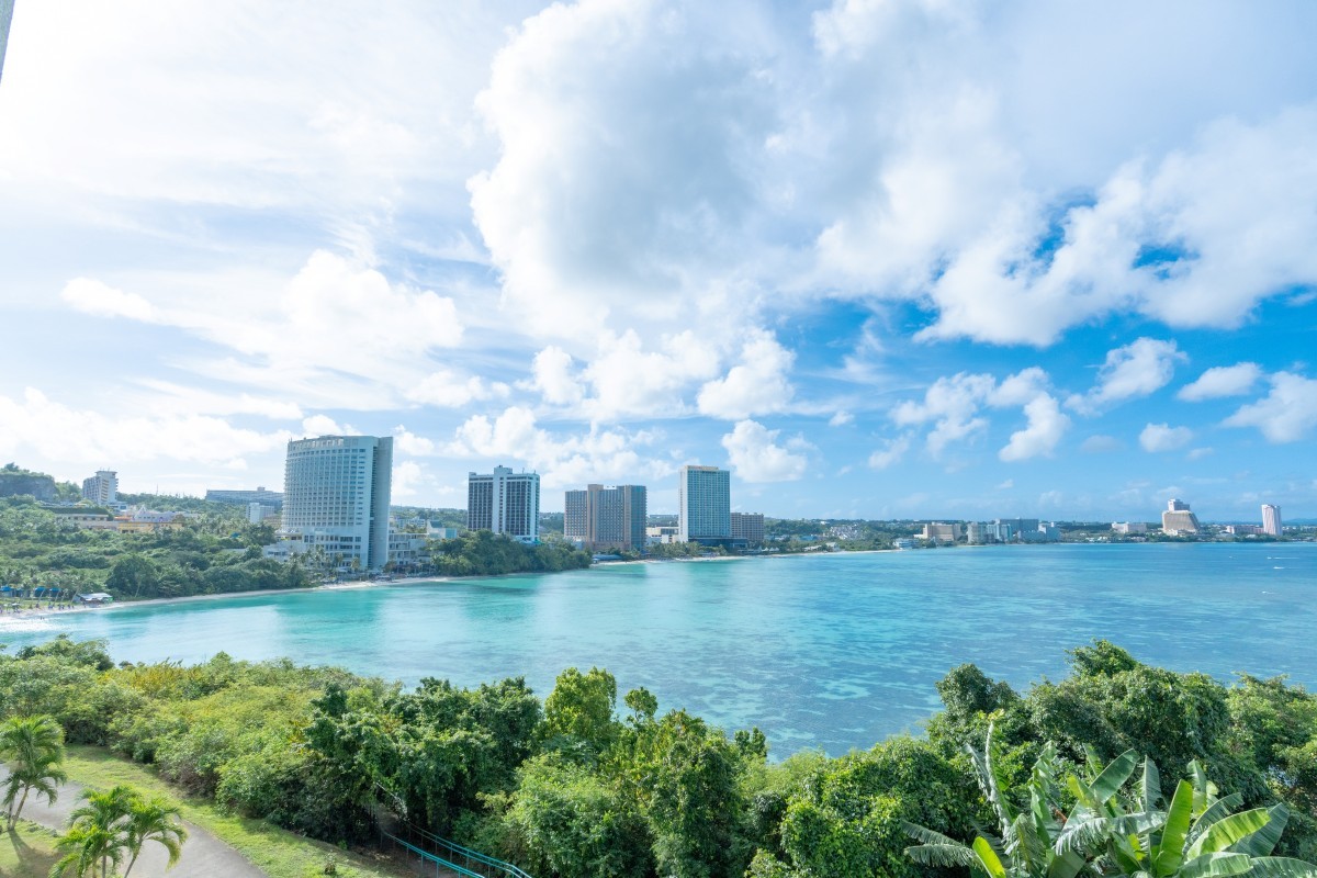 리조트가 보이는 괌 해변. / KTK_Creatives_stockphoto-shutterstock