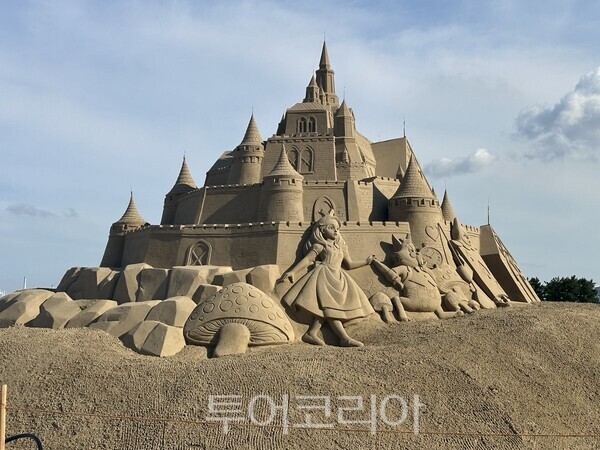 포항 영일대해수욕장 백사장이 대형 모래조각 작품으로 꾸며지며 올여름 관광객들을 맞이할 준비를 하고 있다./사진-포항시