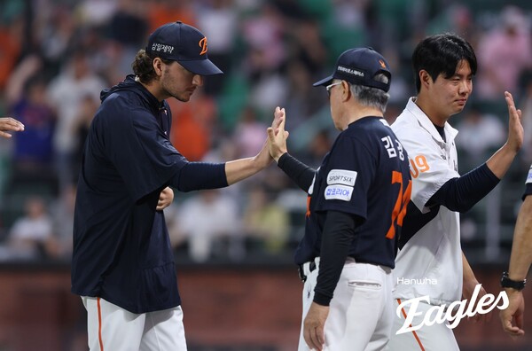 오웬 화이트와 김경문 감독(사진=한화)