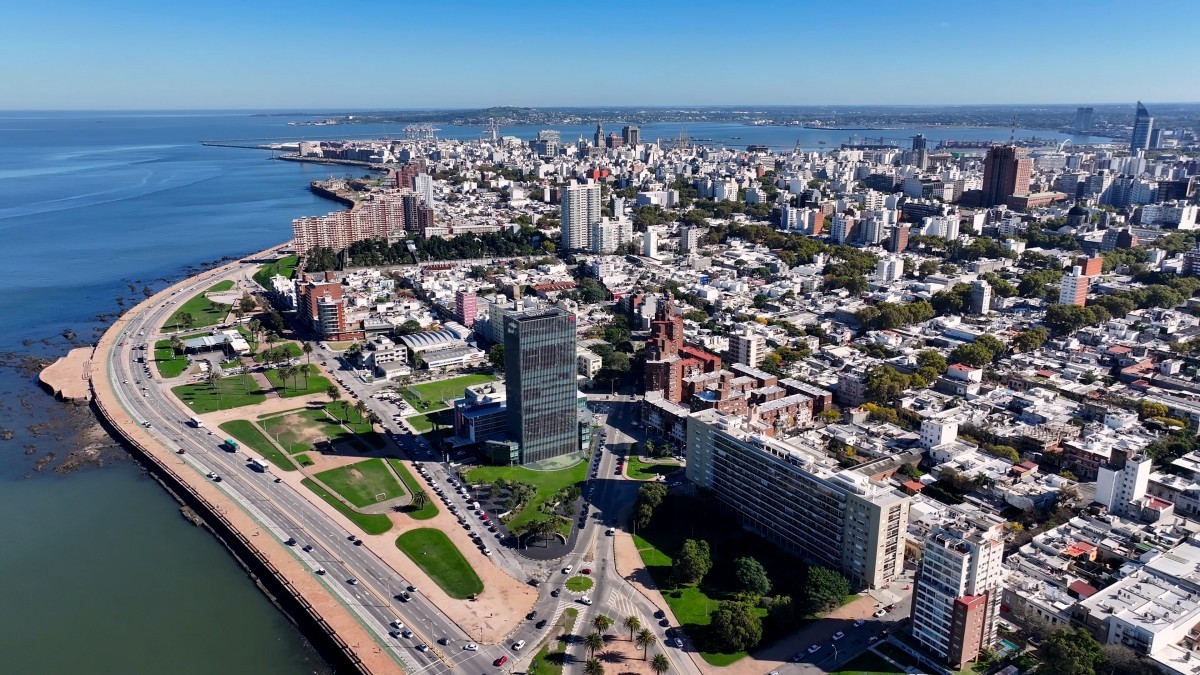 우루과이 수도 몬테비데오 항공뷰. / ByDroneVideos-shutterstock