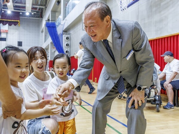 유동균 마포구청장 지역 어린이집 가족운동화 참석 소통인사 모습(사진제공=마포구청)