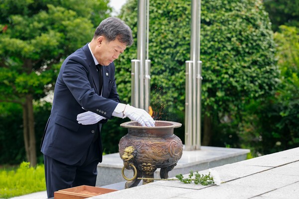 충혼탑 참배하는 남한권 울릉군수(사진제공=울릉군청)