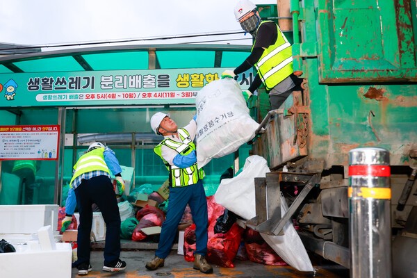 환경미화 활동하는 남한권 울릉군수(사진제공=울릉군청)