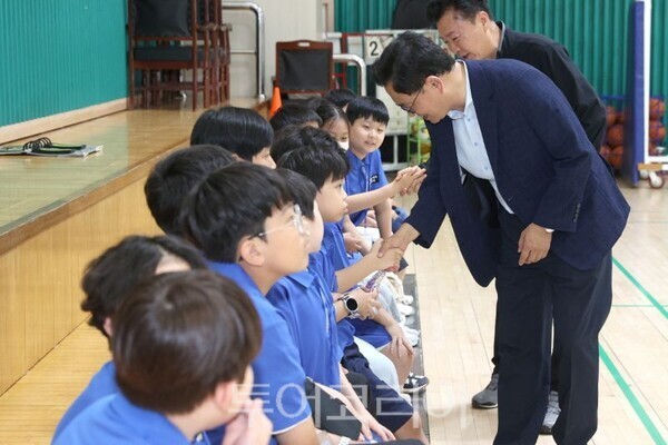 아이들을 격려하는 민경선 시장/투어코리아뉴스 김경남 기자