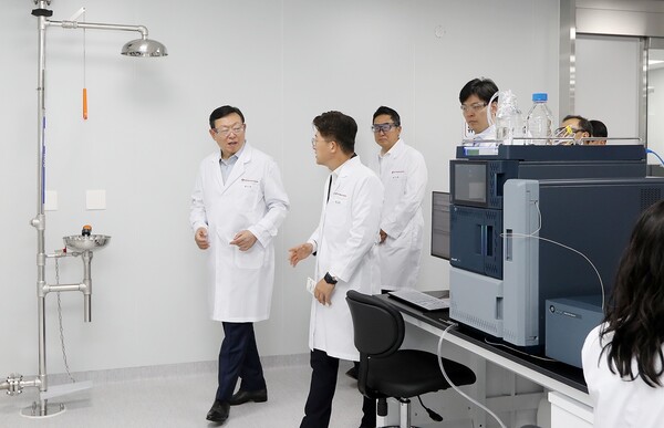 동빈 롯데 회장이 3일 인천 연수구에 위치한 롯데바이오로직스 송도 캠퍼스 1공장을 찾아 현장경영을 펼쳤다. 신 회장(왼쪽 첫 번째)이 공장 내 연구시설을 둘러보며 생산 공정에 대한 설명을 듣고 있다.(사진=롯데지주 제공)
