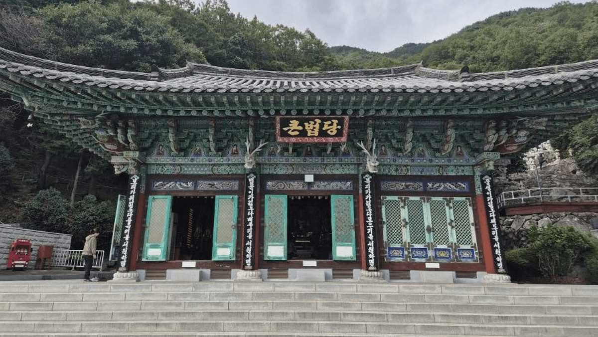 창원 진해 삼일사 대웅전. / 한국관광공사